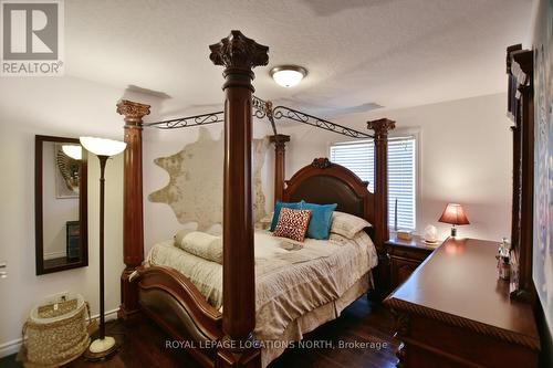 81 52Nd Street, Wasaga Beach, ON - Indoor Photo Showing Bedroom