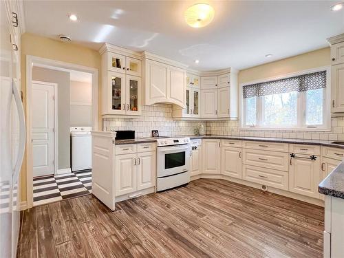 9 Robbies Drive, Carberry, MB - Indoor Photo Showing Kitchen