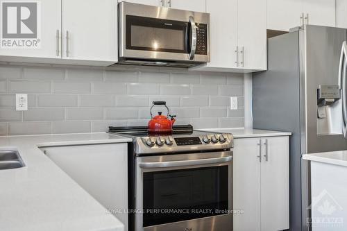 827 Mikinak Road, Ottawa, ON - Indoor Photo Showing Kitchen With Upgraded Kitchen