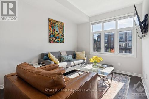 827 Mikinak Road, Ottawa, ON - Indoor Photo Showing Living Room