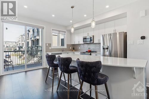 827 Mikinak Road, Ottawa, ON - Indoor Photo Showing Kitchen With Stainless Steel Kitchen With Upgraded Kitchen