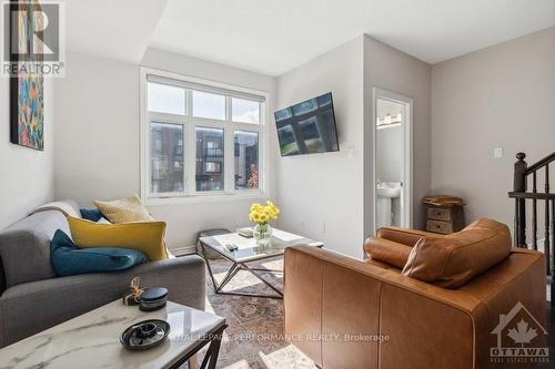 827 Mikinak Road, Ottawa, ON - Indoor Photo Showing Living Room