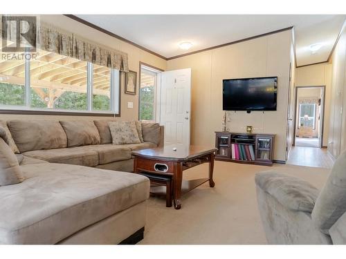 4493 93 Highway, Grasmere, BC - Indoor Photo Showing Living Room