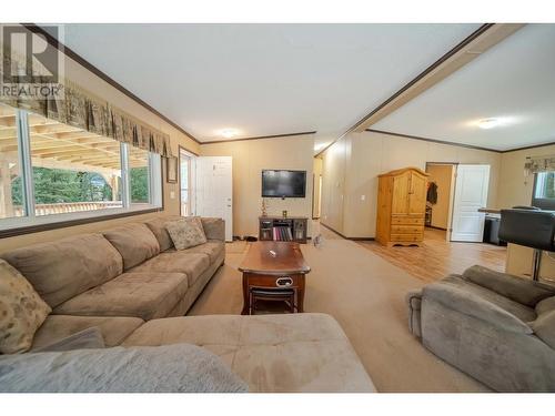 4493 93 Highway, Grasmere, BC - Indoor Photo Showing Living Room