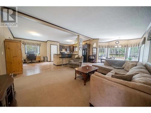 4493 93 Highway, Grasmere, BC - Indoor Photo Showing Living Room