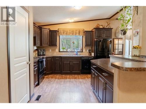 4493 93 Highway, Grasmere, BC - Indoor Photo Showing Kitchen