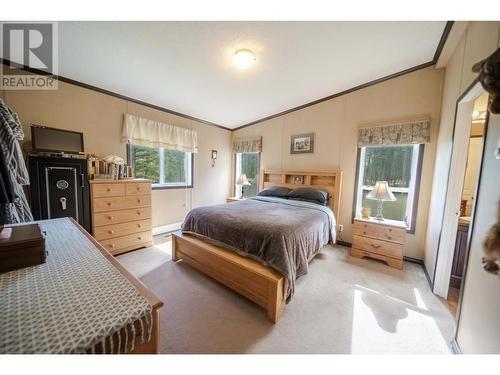 4493 93 Highway, Grasmere, BC - Indoor Photo Showing Bedroom