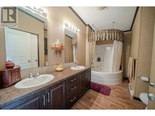 4493 93 Highway, Grasmere, BC - Indoor Photo Showing Bathroom