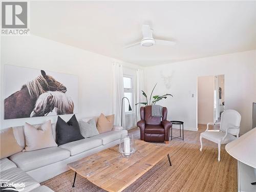 7874 10Th Line Line, Thornton, ON - Indoor Photo Showing Living Room