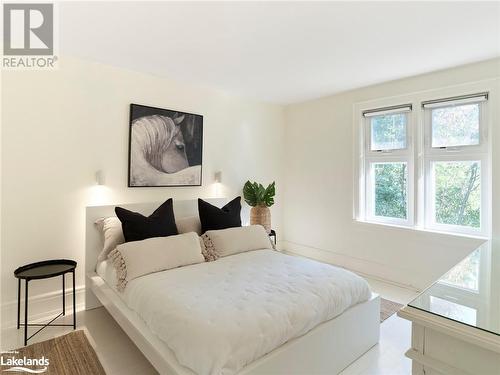 7874 10Th Line Line, Thornton, ON - Indoor Photo Showing Bedroom