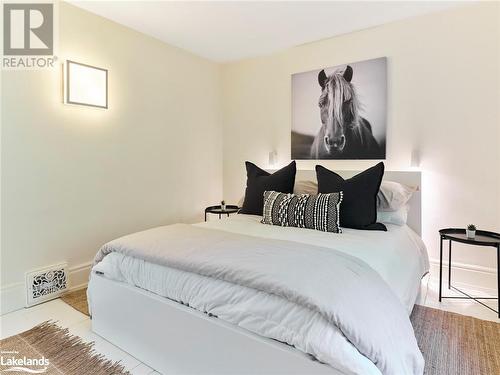 7874 10Th Line Line, Thornton, ON - Indoor Photo Showing Bedroom