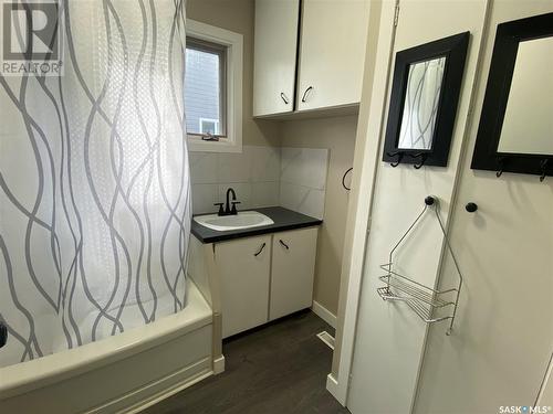 203 1St Avenue E, Kindersley, SK - Indoor Photo Showing Bathroom