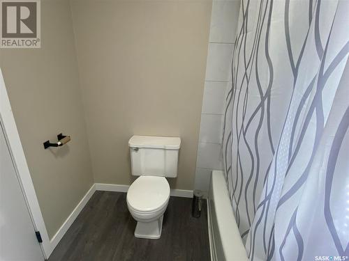 203 1St Avenue E, Kindersley, SK - Indoor Photo Showing Bathroom