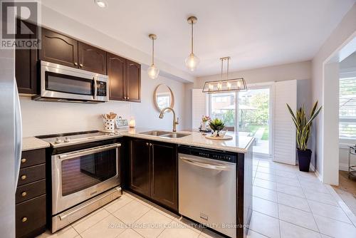 129 Faris Street, Bradford West Gwillimbury, ON - Indoor Photo Showing Kitchen With Double Sink With Upgraded Kitchen