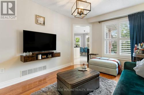 14 Coopershawk Crescent, Hamilton, ON - Indoor Photo Showing Living Room