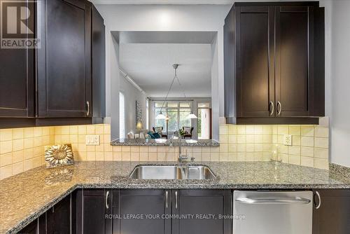 43 Bobby Locke Lane, Whitchurch-Stouffville, ON - Indoor Photo Showing Kitchen With Double Sink With Upgraded Kitchen