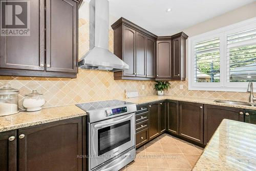 2148 Bingley Crescent, Oakville, ON - Indoor Photo Showing Kitchen With Upgraded Kitchen