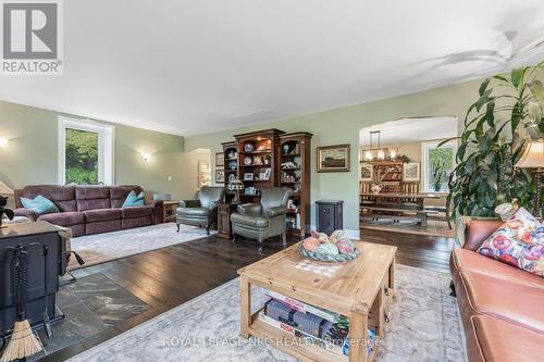 1562 Ridge Road N, Fort Erie, ON - Indoor Photo Showing Living Room