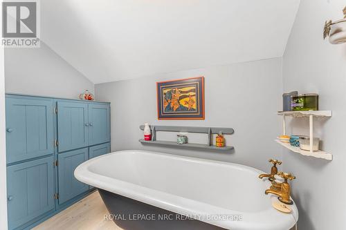 1562 Ridge Road N, Fort Erie, ON - Indoor Photo Showing Bathroom