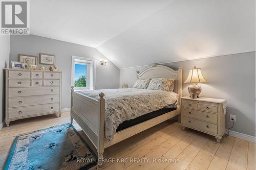 1562 Ridge Road N, Fort Erie, ON - Indoor Photo Showing Bedroom