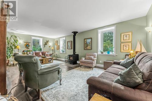 1562 Ridge Road N, Fort Erie, ON - Indoor Photo Showing Living Room