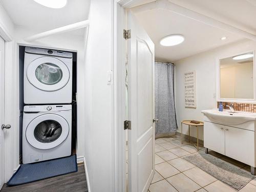 Bathroom - 2040 Av. Connaught, Montréal (Côte-Des-Neiges/Notre-Dame-De-Grâce), QC - Indoor Photo Showing Laundry Room