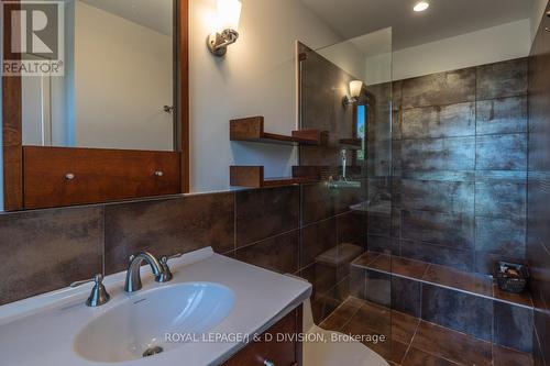 44 Standish Avenue, Toronto, ON - Indoor Photo Showing Bathroom