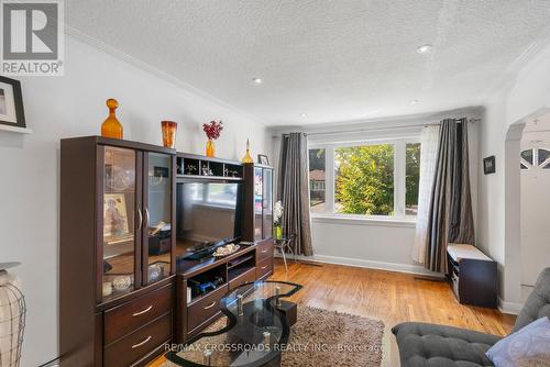 114 Glenshephard Drive, Toronto, ON - Indoor Photo Showing Living Room