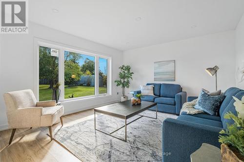 7580 Regional 20 Road, West Lincoln, ON - Indoor Photo Showing Living Room