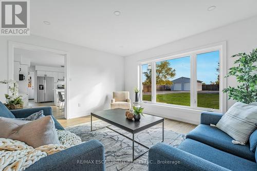 7580 Regional 20 Road, West Lincoln, ON - Indoor Photo Showing Living Room