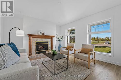 7580 Regional 20 Road, West Lincoln, ON - Indoor Photo Showing Living Room With Fireplace