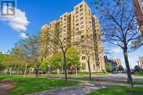 1112 - 4 Elsinore Path, Toronto, ON - Outdoor