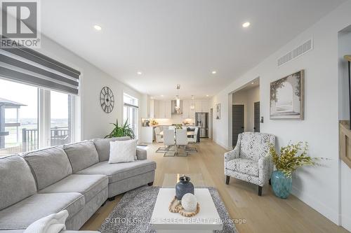 83 Daventry Way, Middlesex Centre (Kilworth), ON - Indoor Photo Showing Living Room