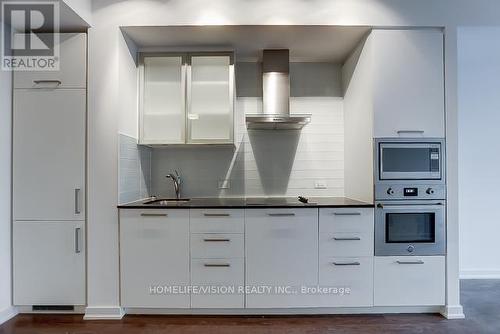 4009 - 12 York Street, Toronto, ON - Indoor Photo Showing Kitchen