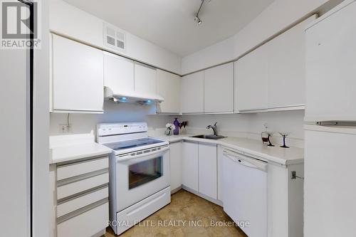 2504 - 270 Queens Quay W, Toronto, ON - Indoor Photo Showing Kitchen