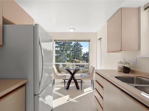 2173-2600 Ferguson Rd, Central Saanich, BC - Indoor Photo Showing Kitchen With Double Sink