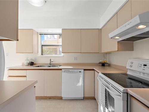 2173-2600 Ferguson Rd, Central Saanich, BC - Indoor Photo Showing Kitchen With Double Sink