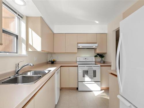 2173-2600 Ferguson Rd, Central Saanich, BC - Indoor Photo Showing Kitchen With Double Sink