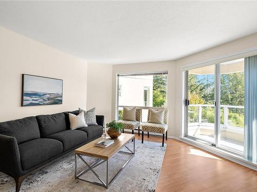 2173-2600 Ferguson Rd, Central Saanich, BC - Indoor Photo Showing Living Room