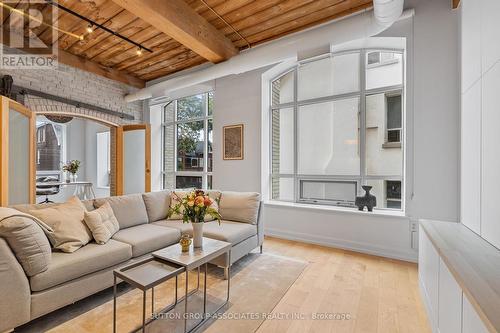 109 - 993 Queen Street W, Toronto, ON - Indoor Photo Showing Living Room