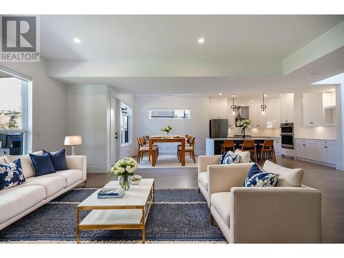 184 Holloway Drive, Kamloops, BC - Indoor Photo Showing Living Room