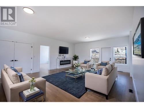 184 Holloway Drive, Kamloops, BC - Indoor Photo Showing Living Room