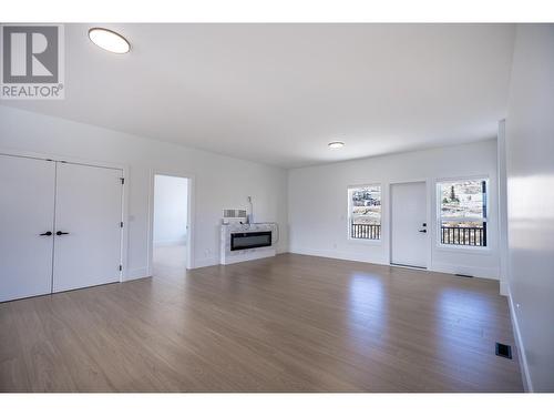 184 Holloway Drive, Kamloops, BC - Indoor Photo Showing Living Room