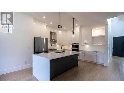 184 Holloway Drive, Kamloops, BC - Indoor Photo Showing Kitchen With Upgraded Kitchen