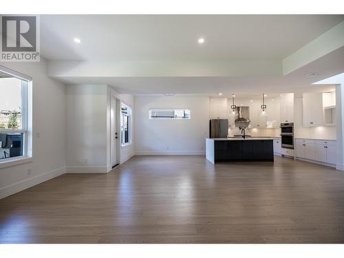 184 Holloway Drive, Kamloops, BC - Indoor Photo Showing Living Room