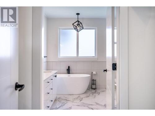 184 Holloway Drive, Kamloops, BC - Indoor Photo Showing Bathroom