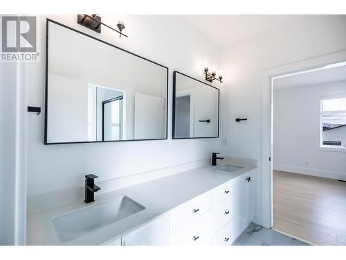 184 Holloway Drive, Kamloops, BC - Indoor Photo Showing Bathroom