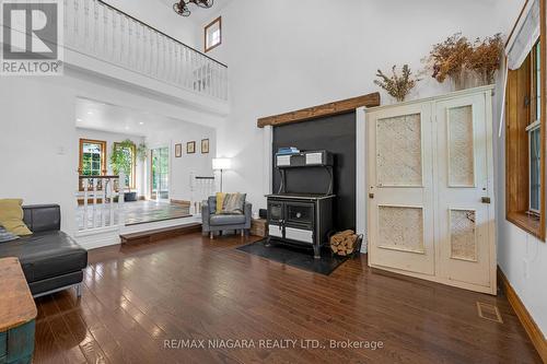 587 Matthews Road, Welland, ON - Indoor Photo Showing Living Room