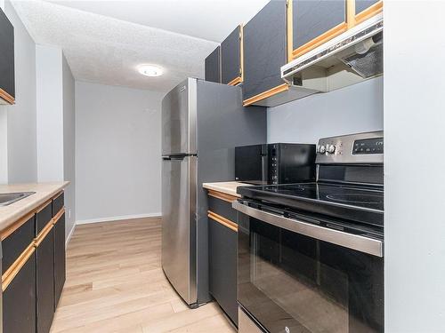 210-2815 Departure Bay Rd, Nanaimo, BC - Indoor Photo Showing Kitchen