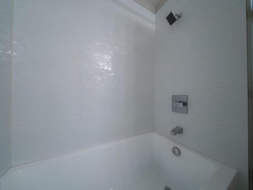 201-20 Barsby Ave, Nanaimo, BC - Indoor Photo Showing Bathroom